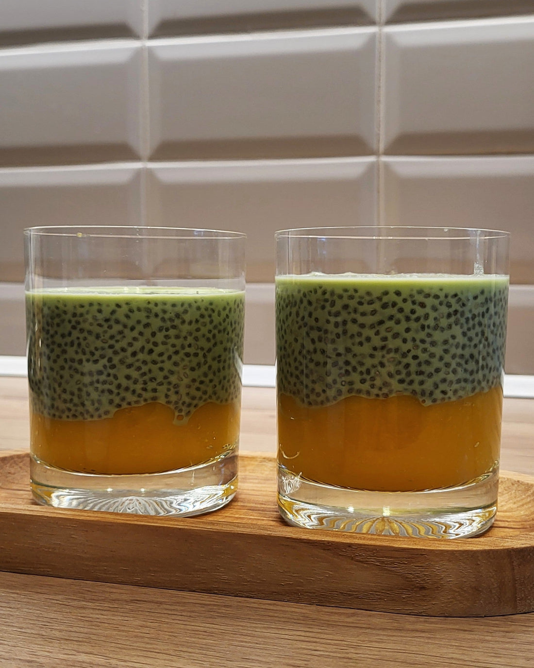 Matcha chia puding s mangovým pyré a kokosovým mliekom (overnight recept)